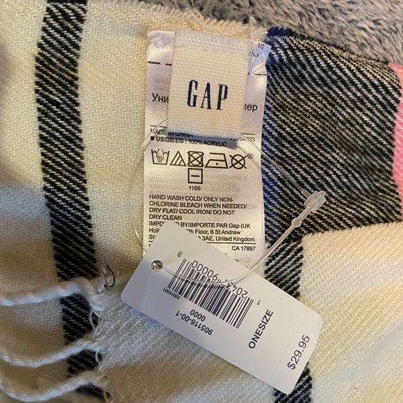 Gap scarf 🖤 - Picture 3 of 3